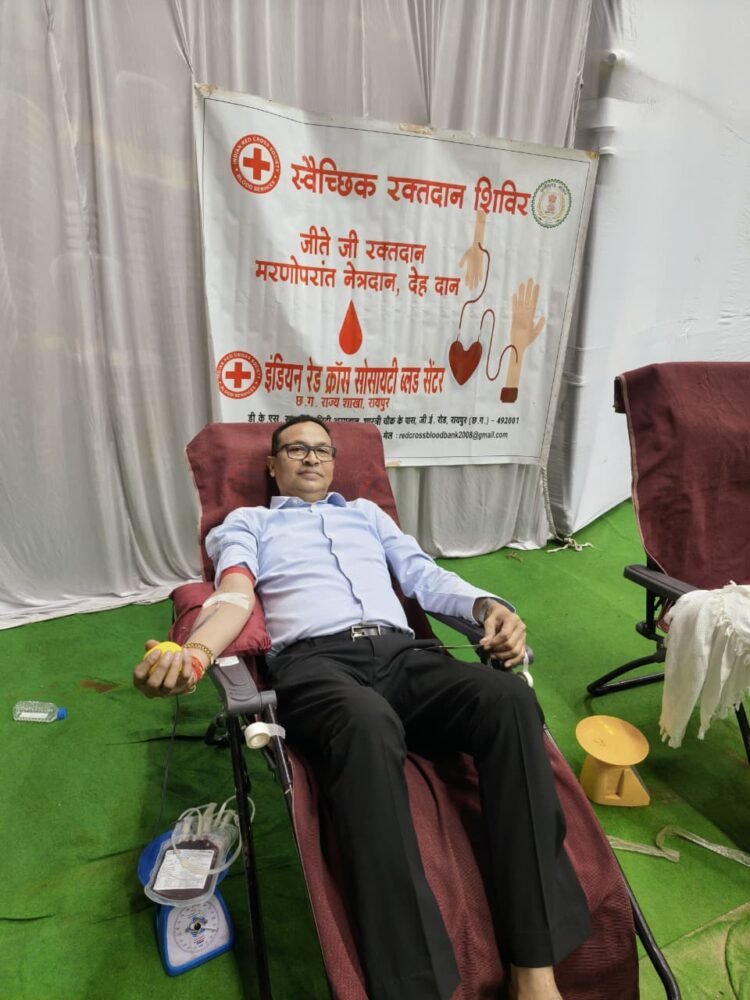 सेवा संकल्प अभियान के तहत बीरगांव निगम आयुक्त युगल किशोर उर्वशा ने किया रक्तदान