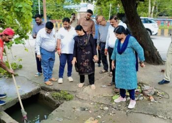 जलभराव प्रभावित क्षेत्रों का महापौर और कमिश्नर ने किया निरीक्षण