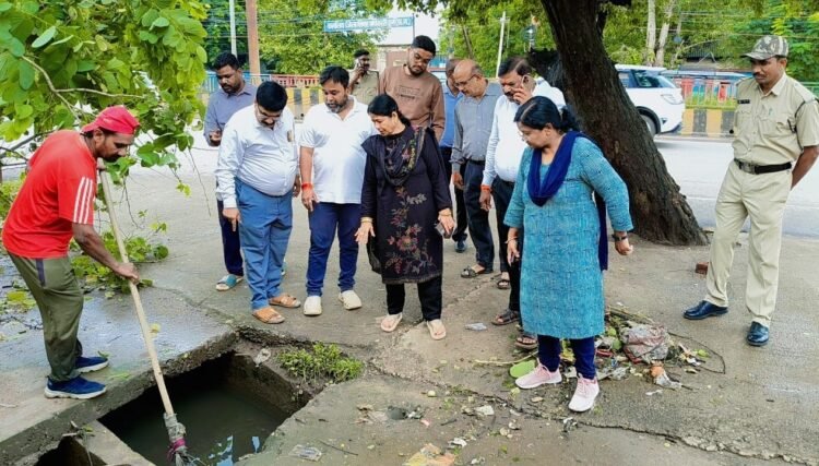 जलभराव प्रभावित क्षेत्रों का महापौर और कमिश्नर ने किया निरीक्षण