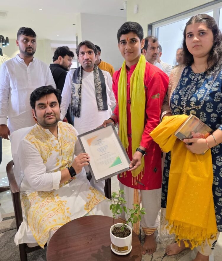 13 वर्षीय आदित्य राजे को आचार्य इंद्रेश उपाध्याय ने वृंदावन बुलाया