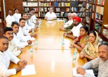 राहुल गांधी से मिले झीरम नक्सल कांड के पीड़ित परिवार, छत्तीसगढ़ कांग्रेस के वरिष्ठ नेता भी रहे मौजूद
