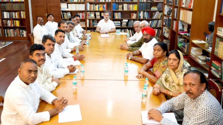 राहुल गांधी से मिले झीरम नक्सल कांड के पीड़ित परिवार, छत्तीसगढ़ कांग्रेस के वरिष्ठ नेता भी रहे मौजूद