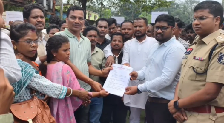 दरभा में सरपंच-जनपद सदस्यों ने किया चक्काजाम, मांगों को लेकर सौंपा ज्ञापन