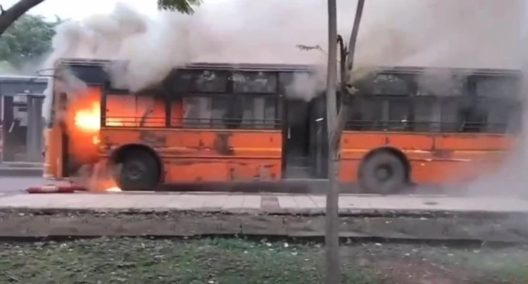 नवा रायपुर में मंत्रालय कर्मचारियों से भरी बस में लगी भीषण आग, सभी सुरक्षित