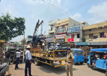 नो-एंट्री तोड़ने वाले 7 भारी वाहनों पर कार्रवाई, नो-पार्किंग वाहन भी हटाए