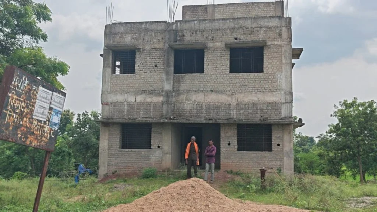 23 लाख का उप स्वास्थ्य केंद्र बना परेशानी का कारण, अधूरा भवन छोड़ गया सवाल