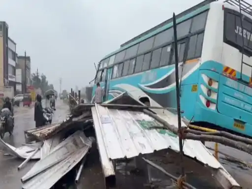 रायपुर में बड़ा बस हादसा टला, टैंकर की टक्कर से बस बस स्टॉप में घुसी