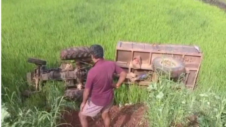 ग्रामीणों को कुचलने की कोशिश का आरोप, तेज रफ्तार ट्रैक्टर खेत में घुसा