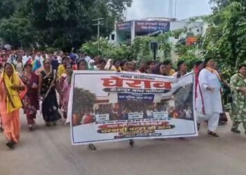 राजस्व पट्टे की मांग को लेकर कांग्रेस का नगरपालिका घेराव, विधायक विक्रम मंडावी के नेतृत्व में प्रदर्शन