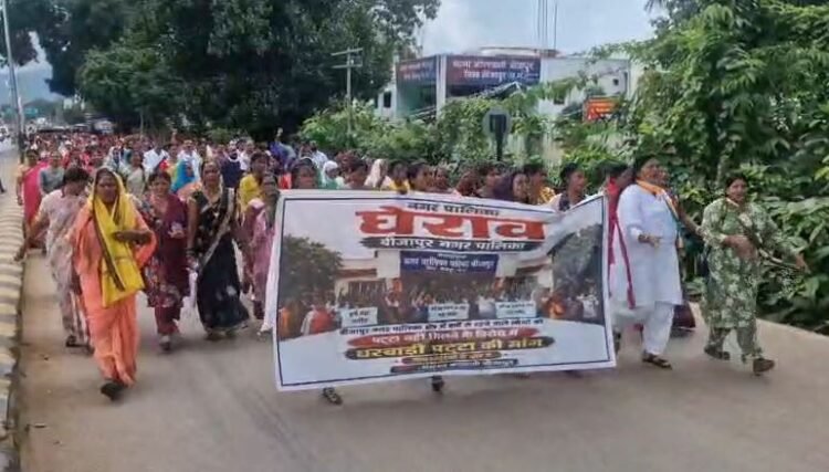 राजस्व पट्टे की मांग को लेकर कांग्रेस का नगरपालिका घेराव, विधायक विक्रम मंडावी के नेतृत्व में प्रदर्शन