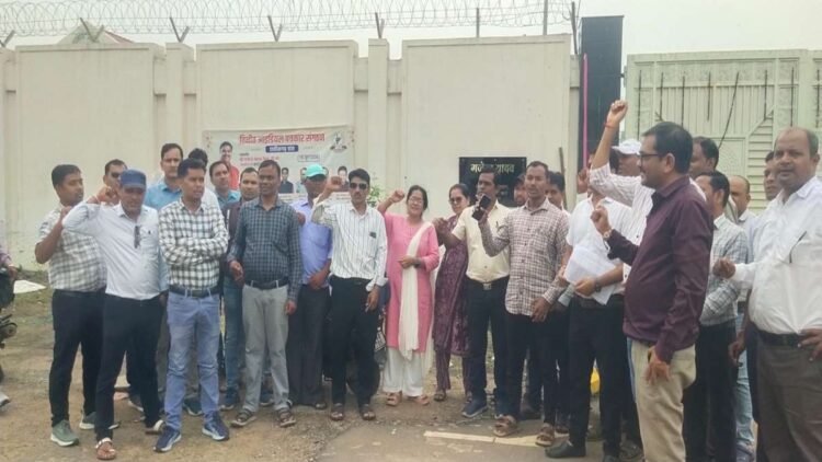 10 साल से लंबित मिडिल स्कूल प्रधान पाठक पदोन्नति की मांग, रायपुर पहुंचे सैकड़ों शिक्षक