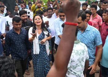 महुआ मोइत्रा के खिलाफ प्रदर्शन, काले झंडे लेकर सड़क पर उतरे लोग; सांसद ने लगाया कार पर हमले का आरोप