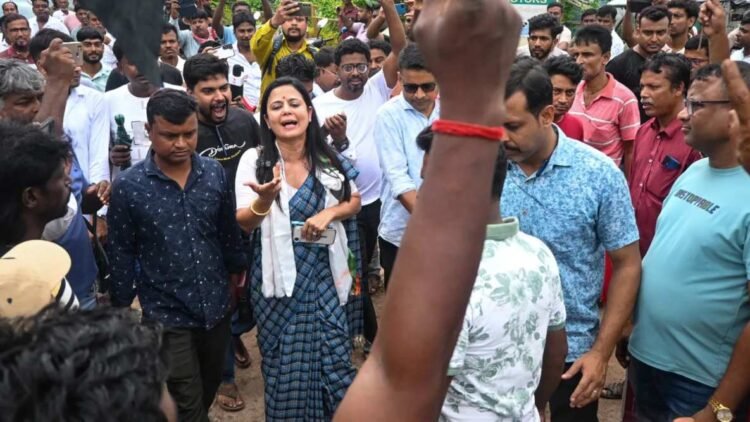 महुआ मोइत्रा के खिलाफ प्रदर्शन, काले झंडे लेकर सड़क पर उतरे लोग; सांसद ने लगाया कार पर हमले का आरोप