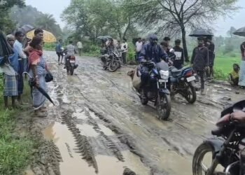 गड्ढों और कीचड़ से परेशान ग्रामीण, सड़क पर बैठकर किया जोरदार प्रदर्शन