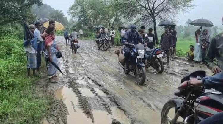 गड्ढों और कीचड़ से परेशान ग्रामीण, सड़क पर बैठकर किया जोरदार प्रदर्शन