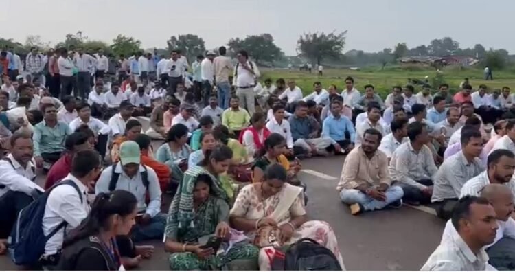 शिक्षक दिवस पर हजारों शिक्षकों का टीईटी आधारित पदोन्नति को लेकर सत्याग्रह, शिक्षा मंत्री के घेराव से पहले पुलिस ने रोका