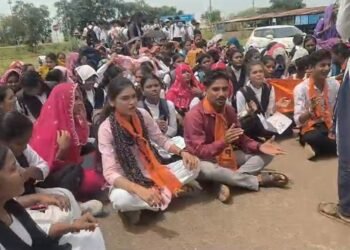 कॉलेज की समस्याओं पर छात्रों का आक्रोश, प्राचार्य को हटाने की मांग