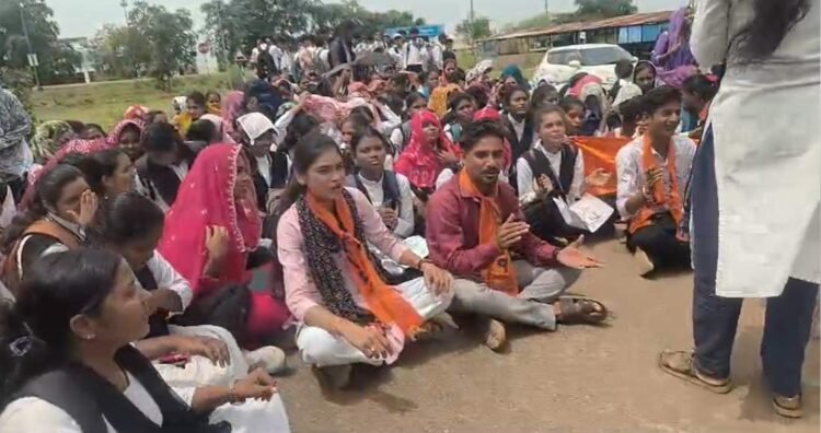 कॉलेज की समस्याओं पर छात्रों का आक्रोश, प्राचार्य को हटाने की मांग