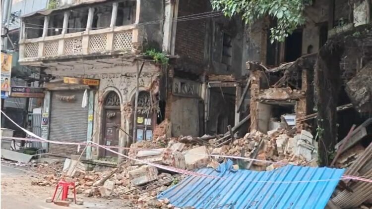 सदर बाजार में देर रात जर्जर इमारत का हिस्सा गिरा, मचा हड़कंप