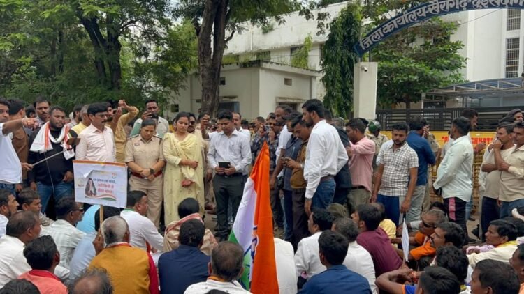 खैरागढ़ में कांग्रेस का जोरदार प्रदर्शन, विधायक हर्षिता बघेल के नेतृत्व में कलेक्ट्रेट घेराव