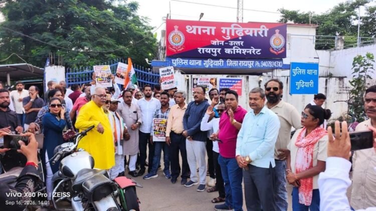 गुढ़ियारी थाने में तोड़फोड़ पर कांग्रेस का धरना, गृह मंत्री और BJP विधायकों के खिलाफ नारेबाजी