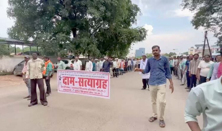 कलेक्टर नहीं पहुंचे तो गेट पर चस्पा किया ज्ञापन, किसानों ने दिया अल्टीमेटम
