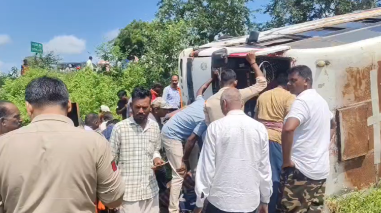 बालोद में दर्दनाक सड़क हादसा: कर्मचारियों से भरी बस पलटी, एक की मौत, 20 से ज्यादा घायल