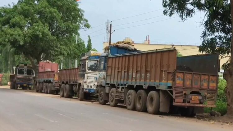 बस्तर में परिवहन मोनोपोली को लेकर बढ़ा विवाद, जय झाड़ेश्वर समिति ने 250 ट्रकों को किया बाहर