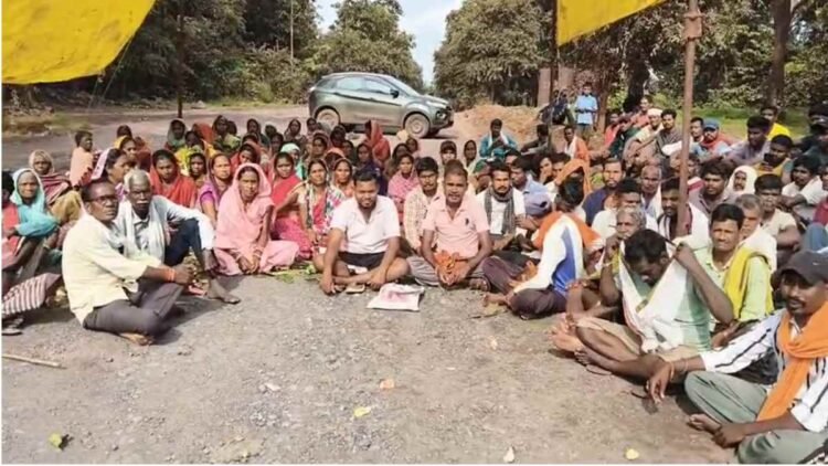 पानी की मांग को लेकर आड़ेझर में चक्काजाम, महामाया माइंस का आयरन ओर परिवहन प्रभावित