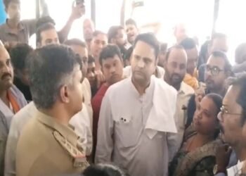 अविश्वास प्रस्ताव को लेकर बढ़ा विवाद, ग्रामीणों के साथ थाने पहुंचे उमेश पटेल