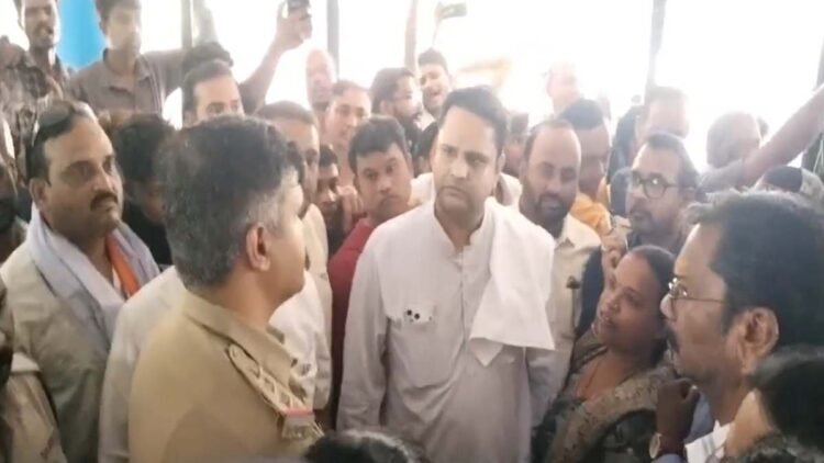 अविश्वास प्रस्ताव को लेकर बढ़ा विवाद, ग्रामीणों के साथ थाने पहुंचे उमेश पटेल