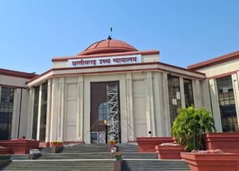 रिटायरमेंट के आखिरी साल गृह जिले में पोस्टिंग का हक, हाईकोर्ट ने आबकारी हेड कांस्टेबल को बिलासपुर भेजने का दिया आदेश