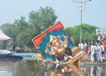 गणेश विसर्जन के लिए निगम ने कसी कमर, महादेव घाट पर क्रेन-गोताखोर और मेडिकल टीम तैनात