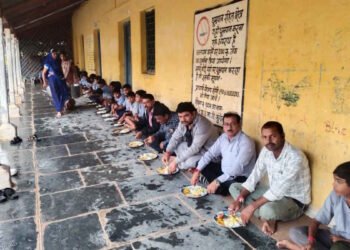 जिस स्कूल में पढ़े, वहीं बच्चों संग बैठकर भोजन किया; मुंगेली पालिका अध्यक्ष की सादगी ने जीता दिल