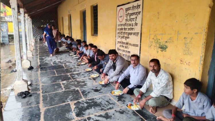 जिस स्कूल में पढ़े, वहीं बच्चों संग बैठकर भोजन किया; मुंगेली पालिका अध्यक्ष की सादगी ने जीता दिल