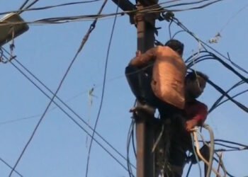 धमतरी में नशे में बिजली के खंभे पर चढ़ा युवक, एक घंटे तक चलता रहा हाईवोल्टेज ड्रामा