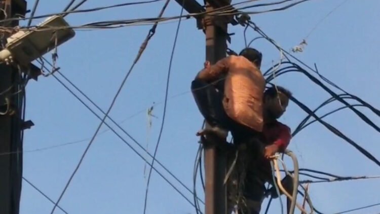 धमतरी में नशे में बिजली के खंभे पर चढ़ा युवक, एक घंटे तक चलता रहा हाईवोल्टेज ड्रामा