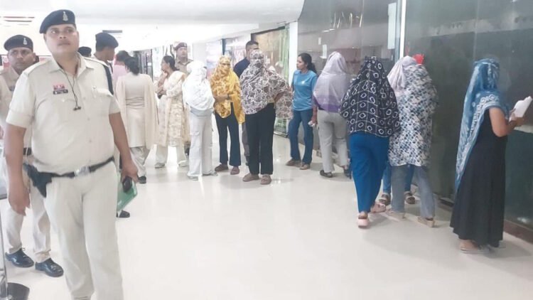 सूर्या मॉल के सेंशेसन स्पा सेंटर में पुलिस की दबिश, अवैध गतिविधि की पुष्टि नहीं