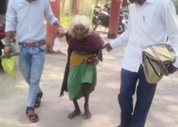 90 साल की बुजुर्ग महिला पहुंची जनपद कार्यालय, परिजनों पर मारपीट और गर्म पानी डालने का आरोप