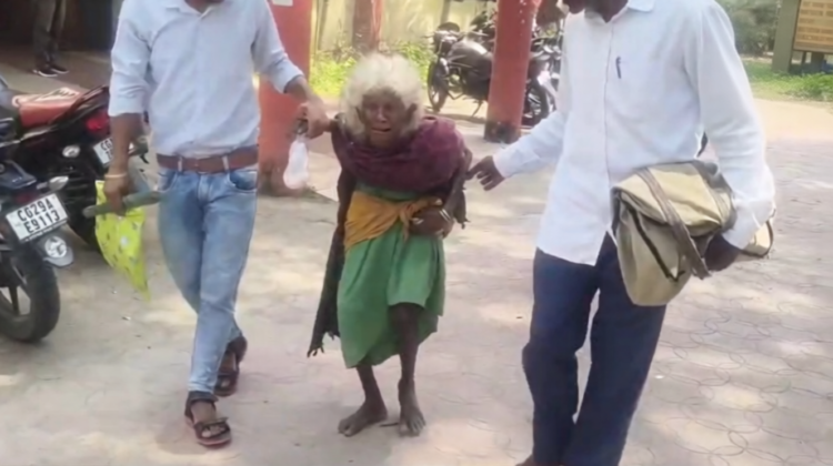 90 साल की बुजुर्ग महिला पहुंची जनपद कार्यालय, परिजनों पर मारपीट और गर्म पानी डालने का आरोप