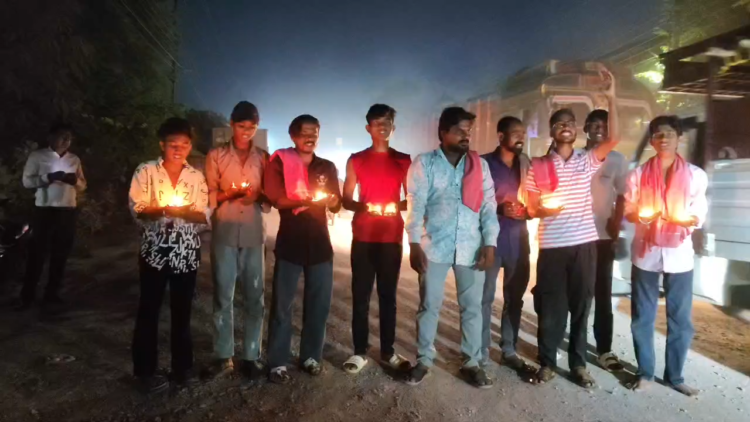 धमतरी की बदहाल सड़कों के विरोध में अनोखा प्रदर्शन, सिहावा रोड पर जलाए दीये