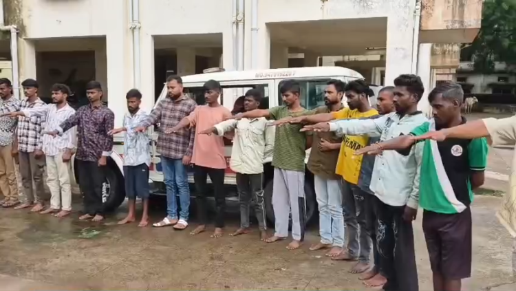 गणेश विसर्जन से पहले धमतरी पुलिस का एक्शन, गुंडा-निगरानी बदमाशों की थाने में परेड