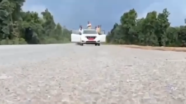 XUV 700 में स्टंटबाजी का वीडियो वायरल, बलरामपुर पुलिस ने चालक समेत 5 को किया नामजद