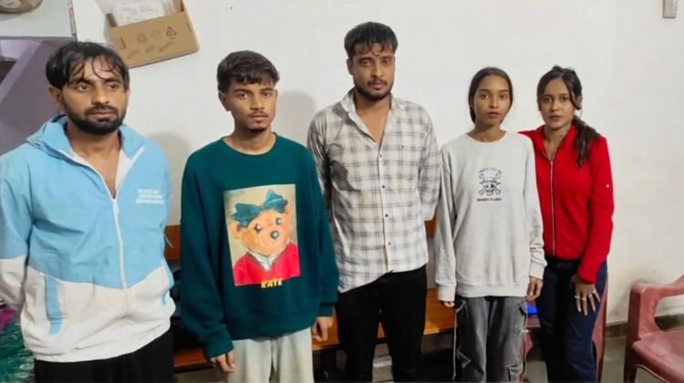 दनिया पुल पर बड़ा हादसा टला: तेज बहाव में नदी में बही कार, पेड़ के सहारे लटके 5 लोग; टीआई ने पानी में उतरकर बचाई जान
