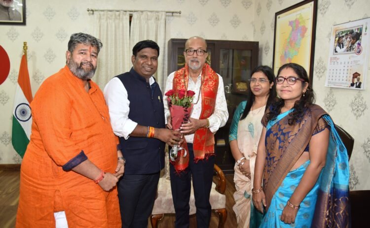 राज्यपाल डेका से कामधेनु विश्वविद्यालय के कार्य परिषद सदस्यों ने की भेंट, छत्तीसगढ़ के देशी गोवंश ‘कोसली’ के संरक्षण और संवर्धन पर हुई चर्चा