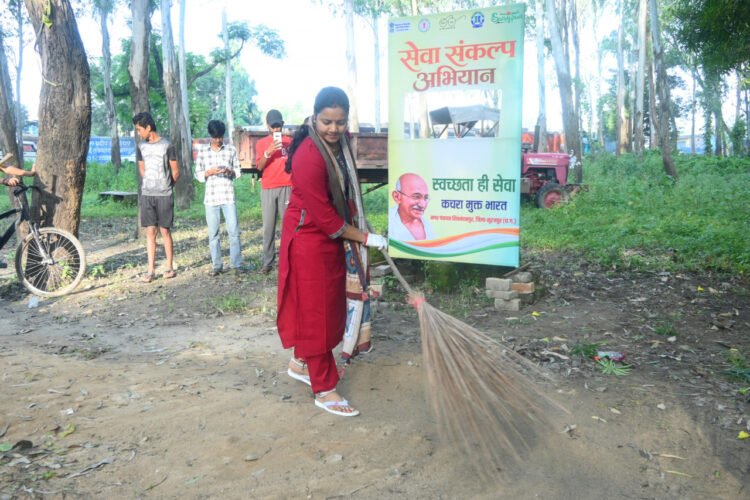 मंत्री लक्ष्मी राजवाड़े ने मंदिर परिसर में लगाया झाड़ू, शिवनंदनपुर को पार्क के रूप में विकसित करने की जताई मंशा