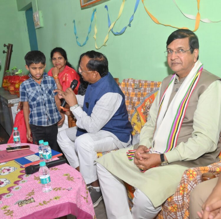 दिव्यांग बच्चों से मिले मंत्री रामविचार नेताम, संस्था को एक लाख रुपये की सहायता की घोषणा