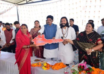 सेवा संकल्प अभियान के तहत ग्राम बंगोली में जनचौपाल, मंत्री गुरु खुशवंत साहेब ने हितग्राहियों को सौंपी आवास की चाबी; प्रतिभाशाली विद्यार्थियों का किया सम्मान