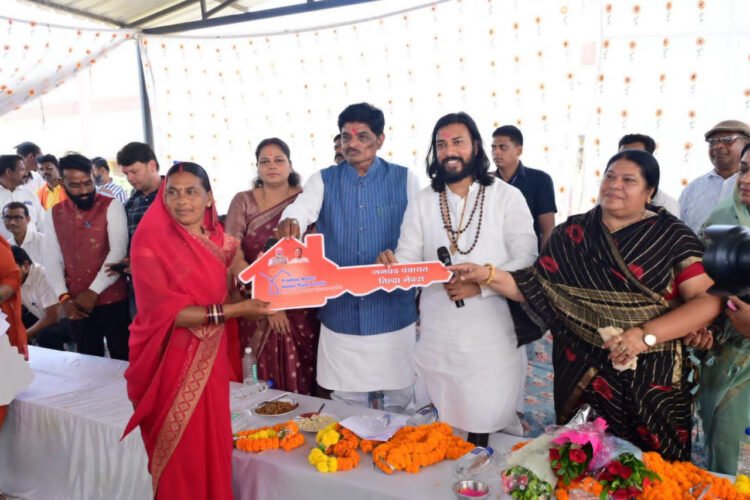 सेवा संकल्प अभियान के तहत ग्राम बंगोली में जनचौपाल, मंत्री गुरु खुशवंत साहेब ने हितग्राहियों को सौंपी आवास की चाबी; प्रतिभाशाली विद्यार्थियों का किया सम्मान