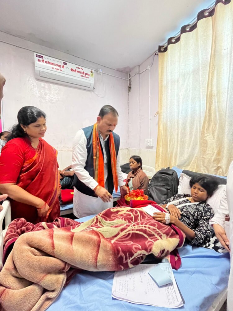 केल्हारी बस हादसा: स्वास्थ्य मंत्री श्याम बिहारी जायसवाल पहुंचे अस्पताल, घायलों का जाना हालचाल